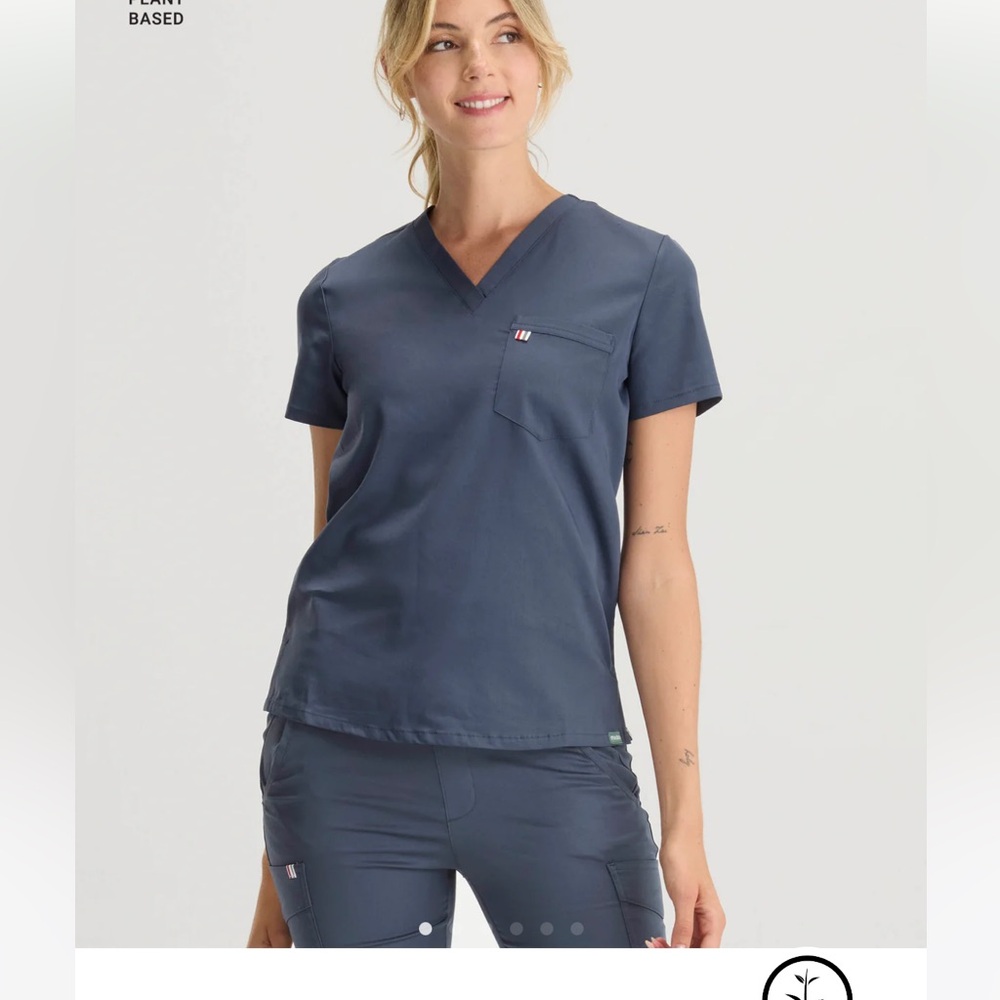 MEDICLO women’s scrub top in Moonlight Navy NEW WITH TAG